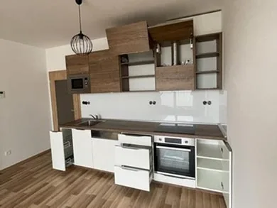 nedokončená dřevěná kuchyňská fronta před nástřikem laku